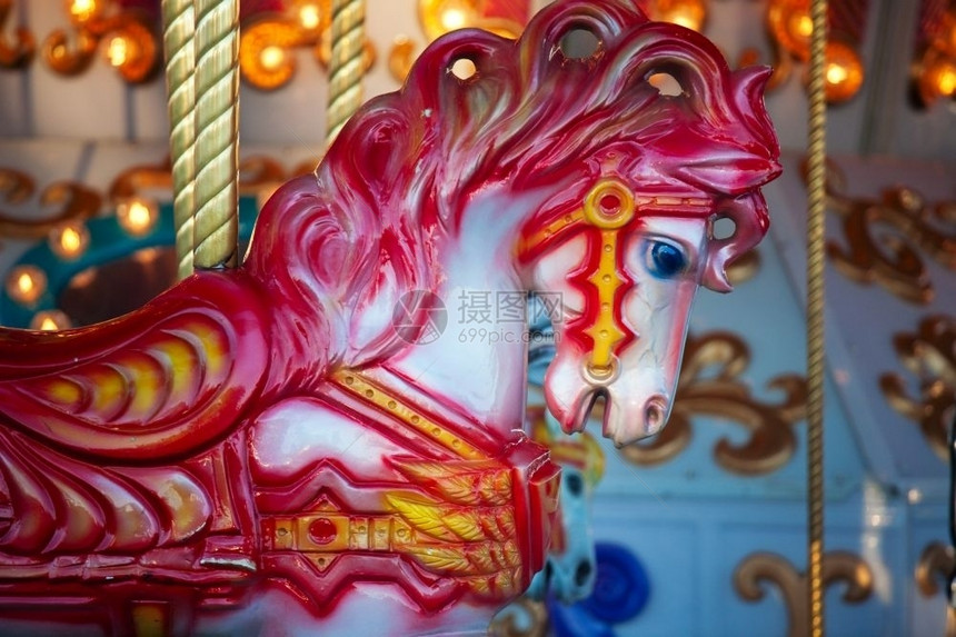 公平的红木马骑在狂欢节的旋转木马上主题快乐的图片