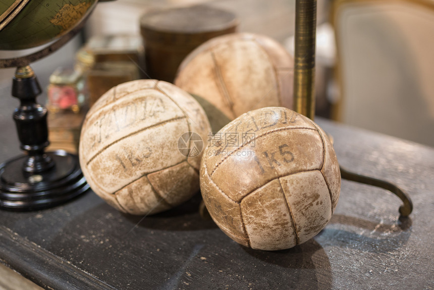 木桌上的白色复古皮革足球木制桌子上的白色复古皮革足球领域目标玩图片