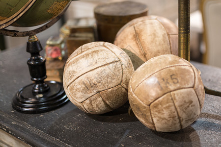 玩复古的木桌上白色复古皮革足球木制桌子上的白色复古皮革足球竞赛背景图片