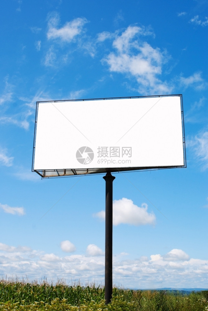 角度商业的天空在字段中带有复制空间的广告牌图片
