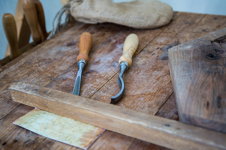 桌子木制板上的切削和割木材设备锤子匠图片
