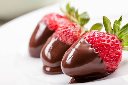 甜的美味草莓加融巧克力奶油好的图片