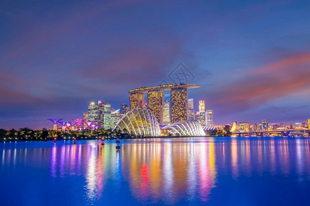 日落现代的新加坡市中心城天际线商业区的城市景观在暮光之城黄昏图片