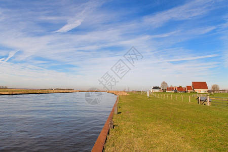 加滕迈尔乡村的荷兰Eem与Eemdijk村的地貌河流夏天斯帕肯堡背景