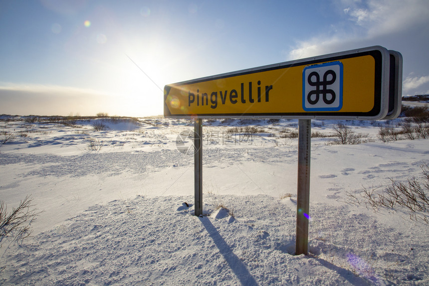街道冰岛冬季天雪中路牌标志显示通向丁韦勒的路线字体下雪图片