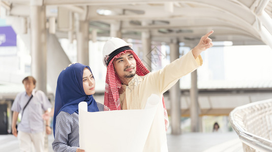 年轻的阿拉伯合作团队商业人和女城市观景背职业团体图片