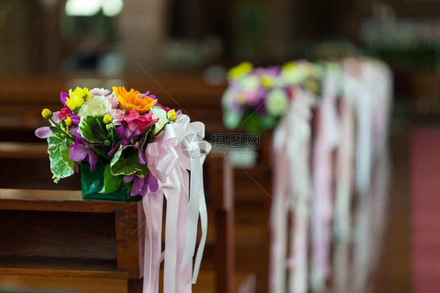 婚礼在教堂举行盛装着鲜花的婚礼朵庆典长椅曾是图片