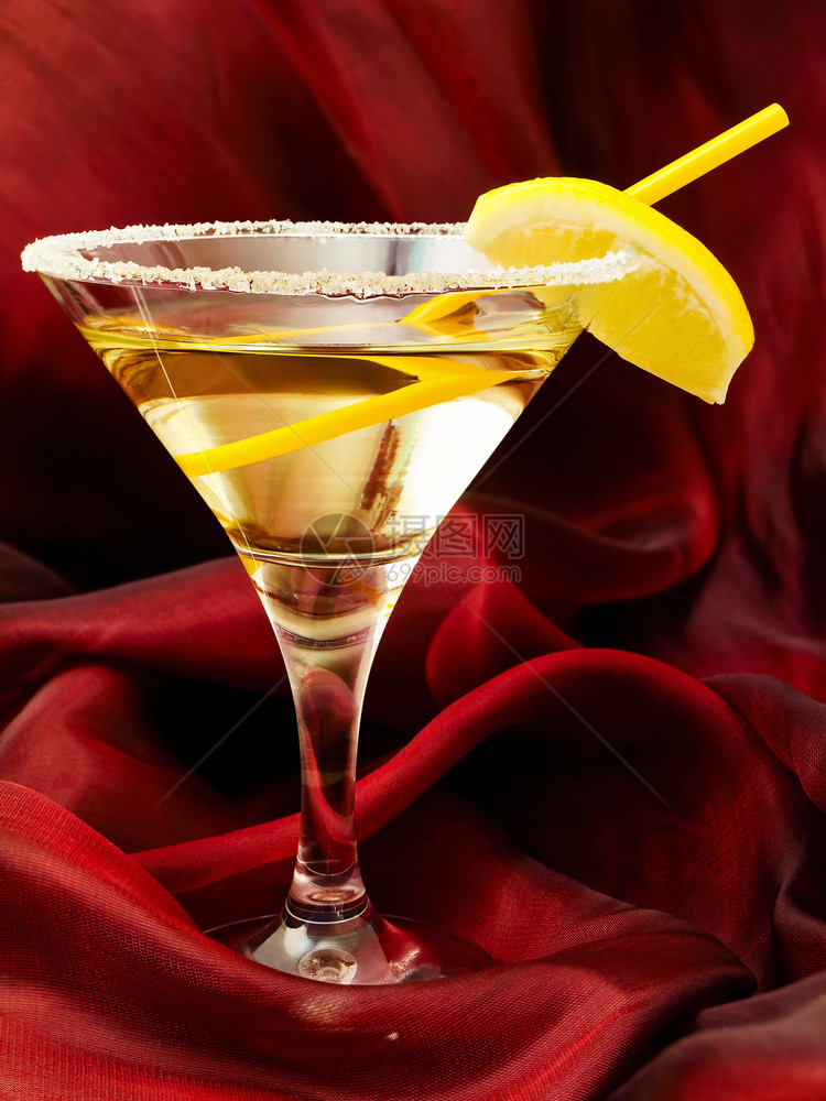 经典的鸡尾酒和柠檬在红色丝绸拉皮条马提尼水果布料图片