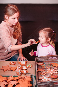 含糖的制造姐妹们品尝家里做的圣诞姜饼干味道圣诞节图片