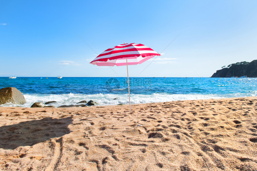 晴天清空海滩有浪和条纹粉红色阳伞波浪欧洲图片