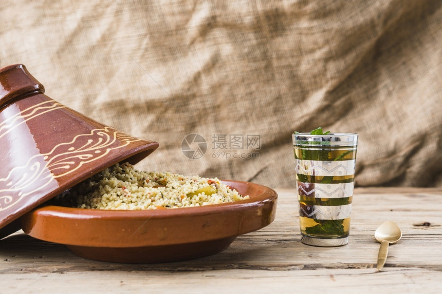 饮食杯桌上附近的quinoa沙拉桌子藜麦图片