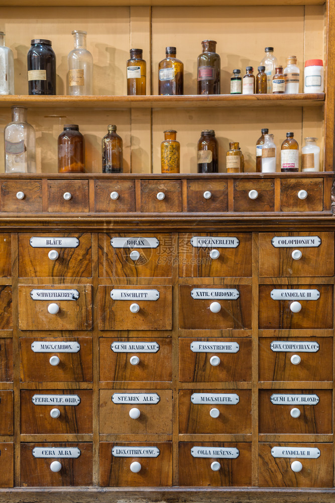 药剂师研究化学实验室的古董木制抽屉和玻璃瓶化学实验室的古董木制抽屉和玻璃瓶一种图片