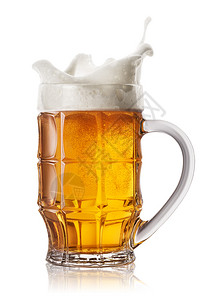 在啤酒杯中喷洒孤立在白色背景喷洒泡沫上脸杯轻啤酒在中喷洒目的液体图片