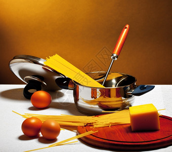 烹饪炊具餐桌上的意大利面鸡蛋和奶酪前视沙锅图片