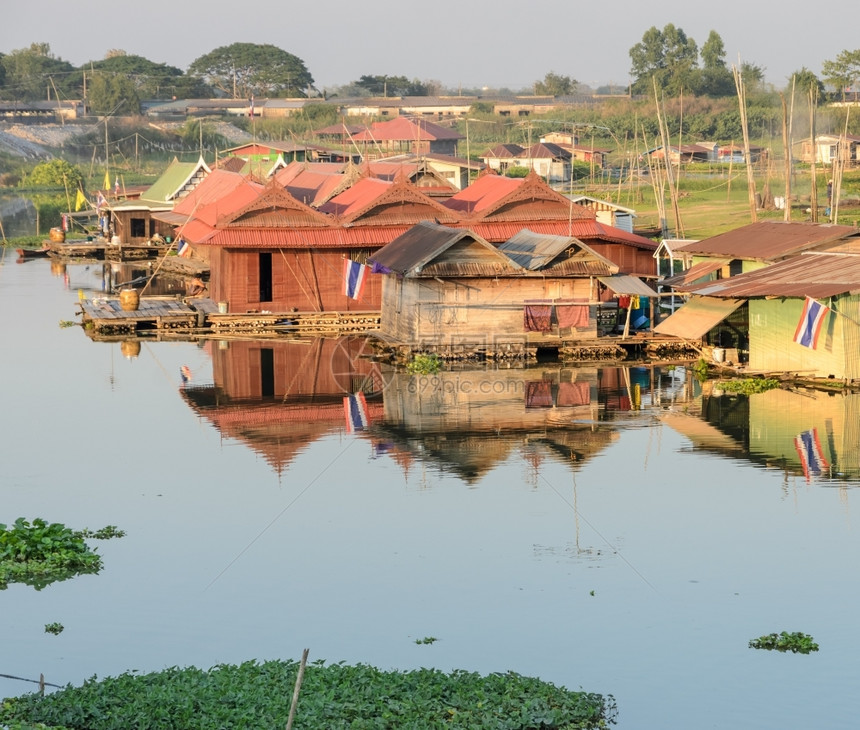 旅行泰国UthaiThani的浮动房屋村庄家图片