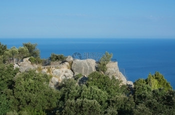 岛屿绿色景观7月在西班牙巴利阿里群岛马洛卡Mallorca西地平线的蓝色中海洋观测点图片