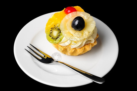 放在盘子上孤立黑花板水果蛋糕上的小甜点水果蛋糕卡仕达酱馅饼面包店图片