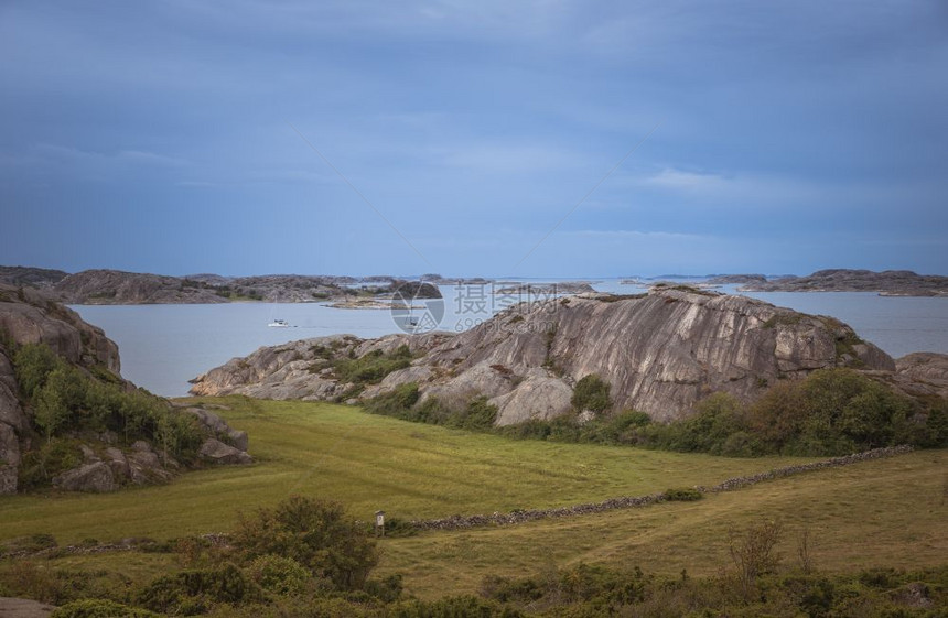 在fjallbacka以上船只和海为背景地平线夏天支撑图片