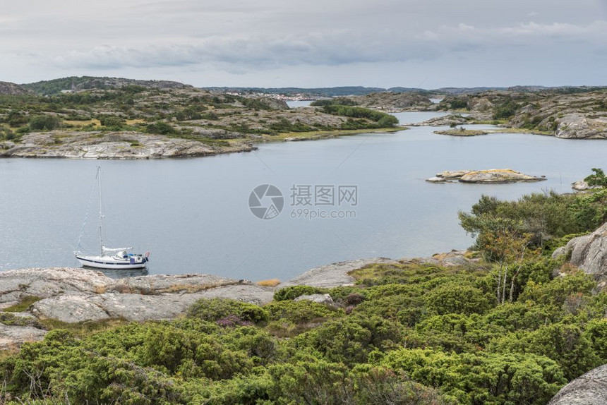 岛屿夏天在fjallbacka以上船只和海为背景地平线图片