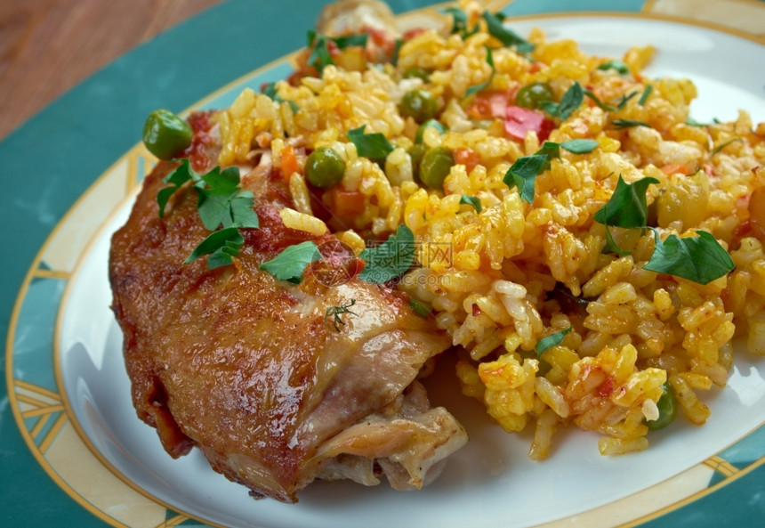 盘子午餐美食Galinhada炖鸡典型的巴西菜饭用鸡红花和蔬菜制成图片