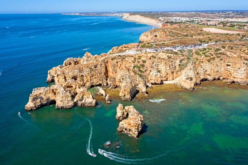 海靠近水来自葡萄牙阿尔加夫拉各斯附近PontePiedade的航空公司图片