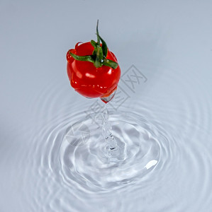 樱桃西红柿和水白樱桃番茄和水有机的蔬菜素食主义者图片