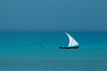 桑给巴尔岛云天多的水上木帆三角船坦桑尼亚假期宁静图片