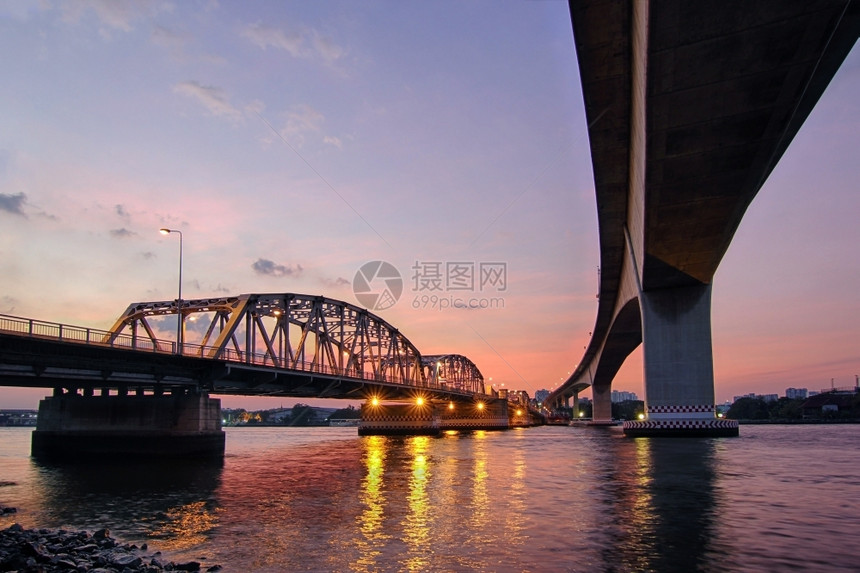 景观闪发光背美丽的Bangkok桥首都图片