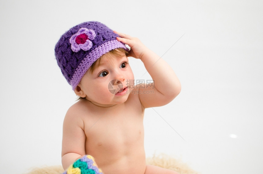 戴着帽子的可爱婴儿图片