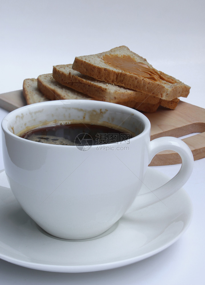 茶点白背景的切板上咖啡和花生酱面包在白色背景上美味的早晨图片