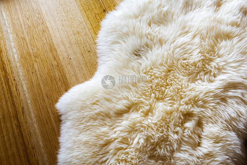 木材地板上的羊毛皮奢华质地图片