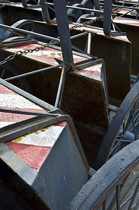 堆叠成行的许多旧横列行业胎工具图片