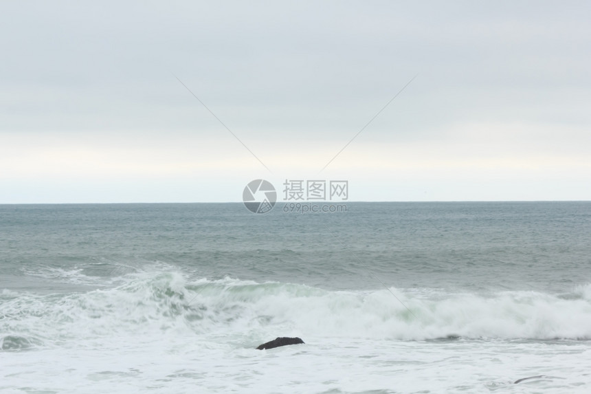 海滩暴风雨天气冬季的海洋图片