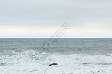 海滩暴风雨天气冬季的海洋图片