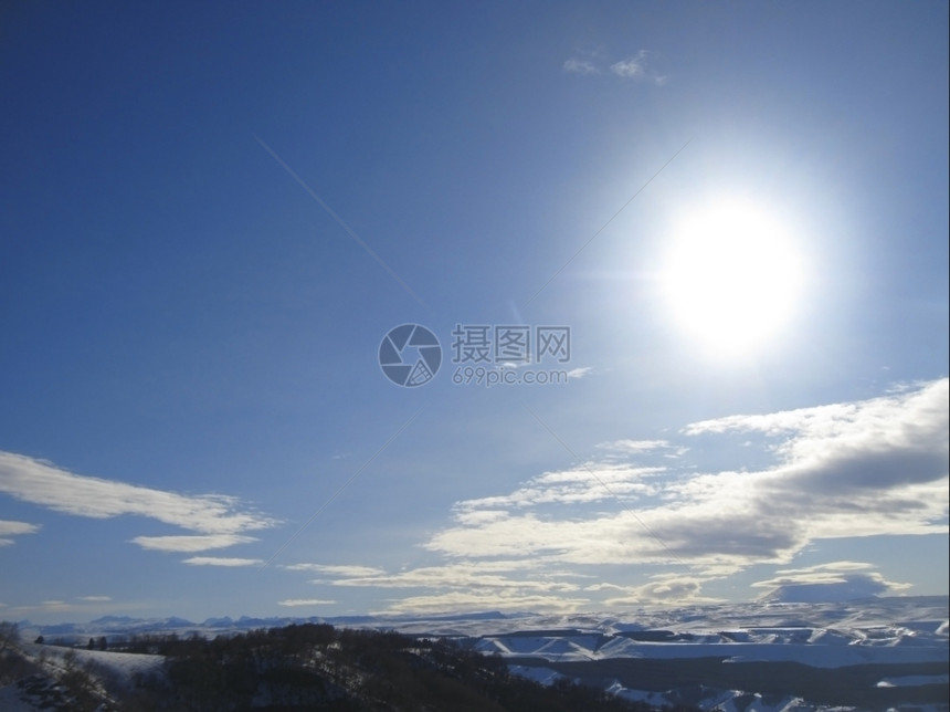 高太阳和乌云下加索山脉宽的全景冬天图片