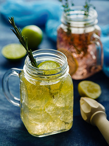 玻璃水果凉爽的梅森罐里加柠檬迷迭香和百姆的自制果冻蒸汽柠檬汁图片