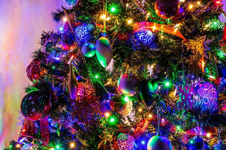 季节圣诞装饰树上灯假期快乐的图片