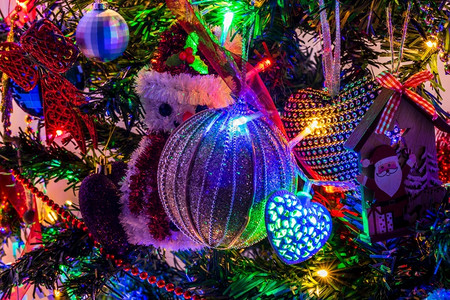 锥体象征圣诞节装饰树上灯喜庆的图片