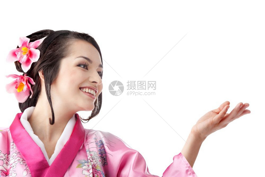 女士微笑日本年轻女在白背景上穿传统喜莫诺服装和展示什么的肖像日本年轻女仅有的图片