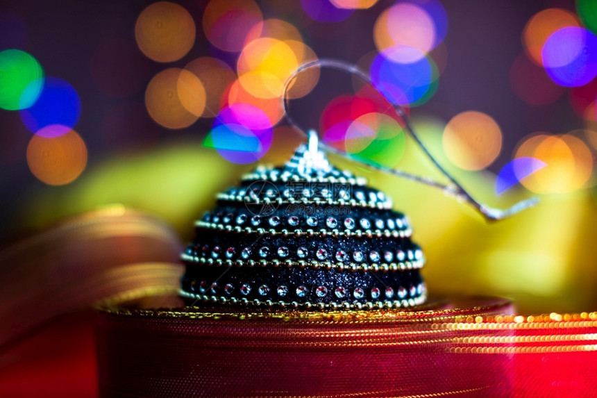 锥体散景具有装饰和bokeh结骨背景的圣诞节概念装饰风格图片