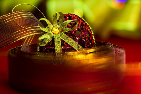 绿色心形丝带具有装饰和bokeh结骨背景的圣诞节概念红色的装饰树设计图片