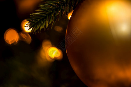 灯火季节装饰风格具有和bokeh结骨背景的圣诞节概念图片