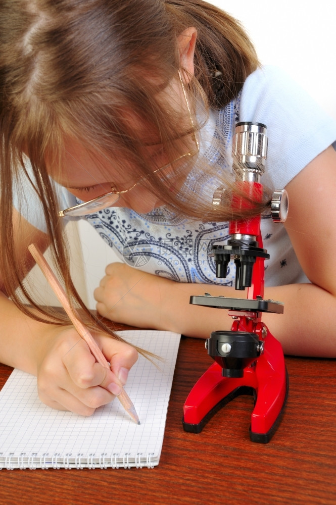 白色的女孩学习用显微镜白底光学的校图片