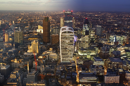 从伦敦金融区白天到晚上的更高水平视觉转变伦敦金融区城市景观日落的图片