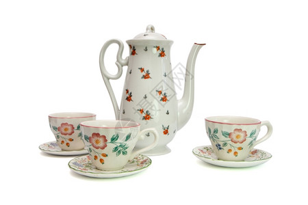 茶条槭瓷传统的波隆斯基白茶服务包括高壶和三个杯子配有涂孤立狗条的酱汁背景