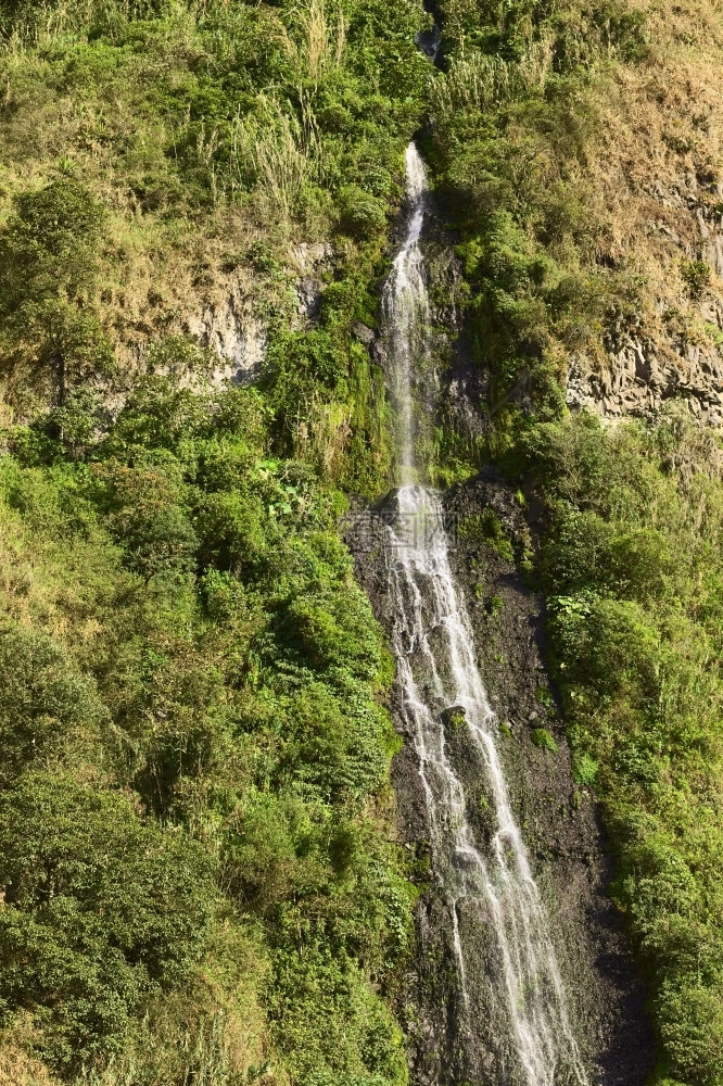 厄瓜多尔巴诺斯小镇名为ElCabelloDelVirgenTheVirginrsquosHair的瀑布德尔山坡落下图片