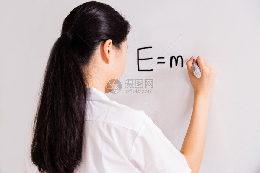 科学高的白板上穿制服写字的中华高女生图片