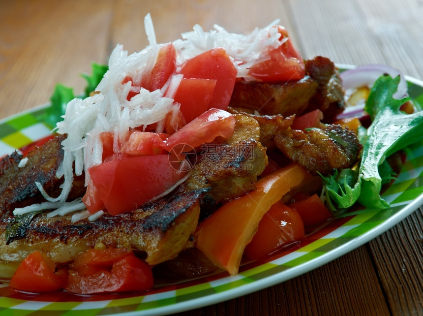 红色的健康蔬菜Puntaspuntasfilete区域墨西哥菜盘是牛肉的子酱即使用绿色西拉诺辣椒图片