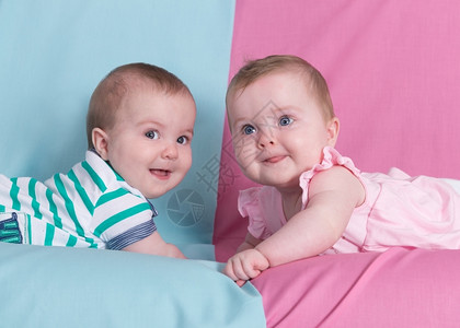粉红色和蓝的漂亮双胞胎兄弟姐妹家庭保护蓝哥图片