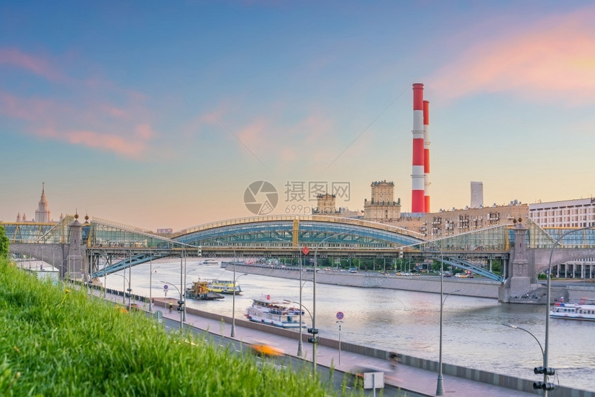 摩天大楼莫斯科市上天线商业区和日落时俄罗斯莫科河城市天空图片